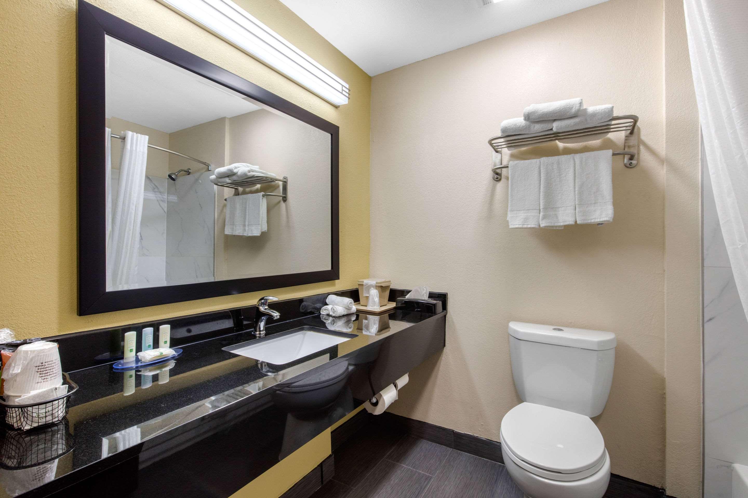 Quality Inn Cadiz Exterior photo