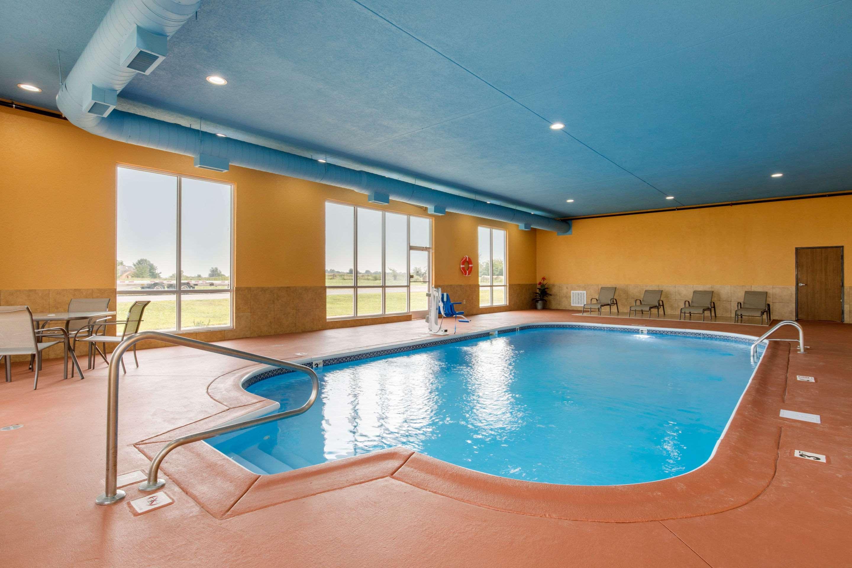 Quality Inn Cadiz Exterior photo